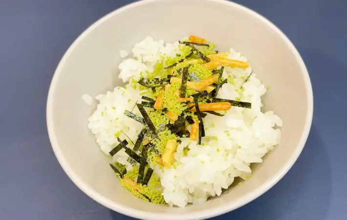 ご飯にお茶漬け海苔をかけている画像（撮影：キジカク）