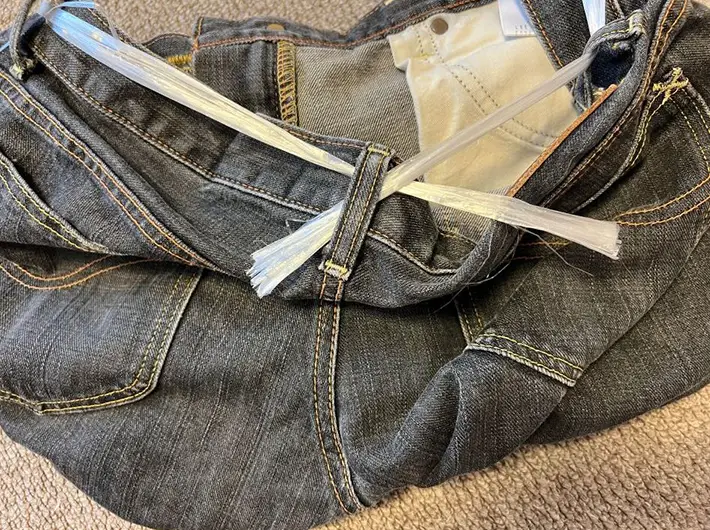 ズボンでリュックサックを作る写真（撮影：キジカク）