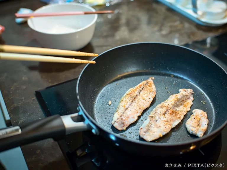 フライパンで魚を焼く写真