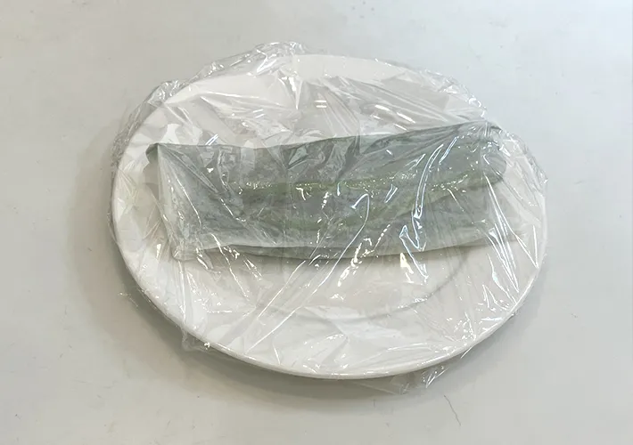キッチンペーパーで包んだインゲンの写真