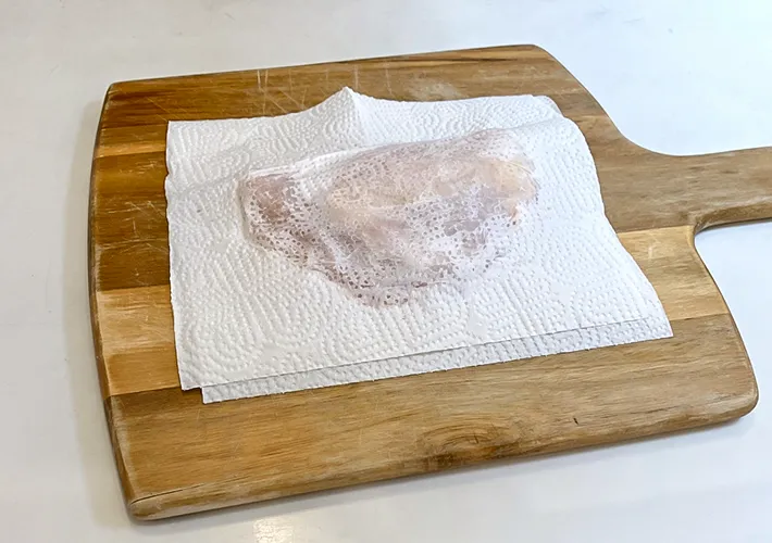 鶏肉とキッチンペーパーの写真