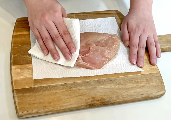 鶏肉とキッチンペーパーの写真