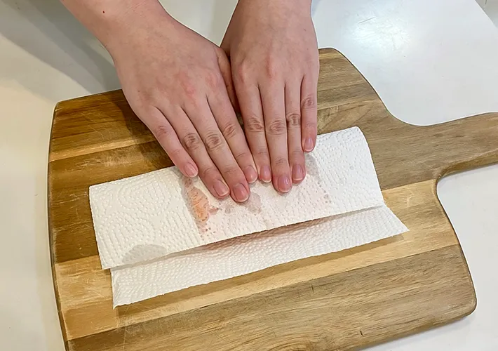 お刺身用の冷凍サクとキッチンペーパーの写真