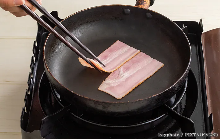 ベーコンを焼く写真