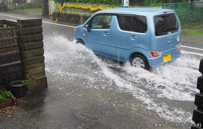 雨の日の道路と車の写真