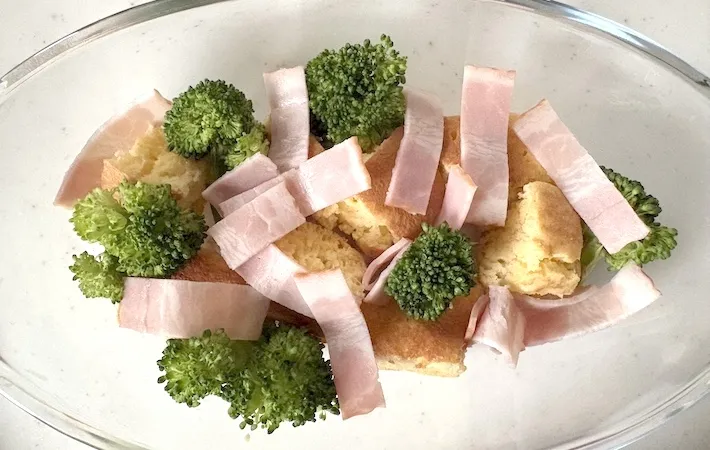 ブロッコリーとベーコンを並べた画像（撮影：エニママ）
