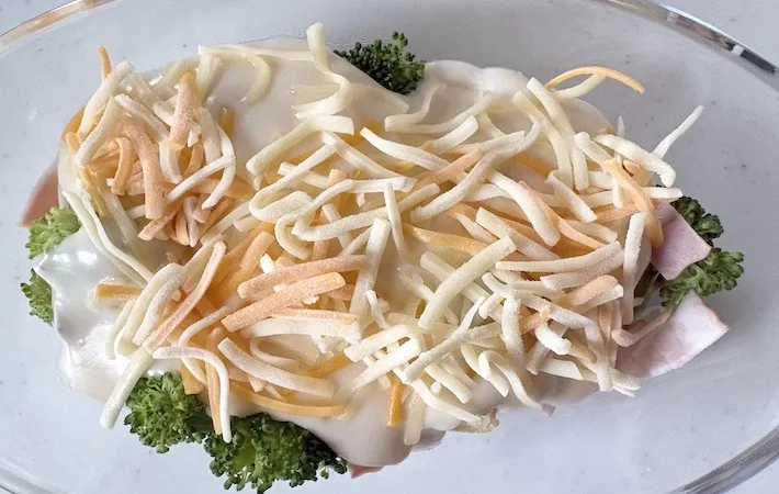 ピザ用チーズを乗せた画像（撮影：エニママ）