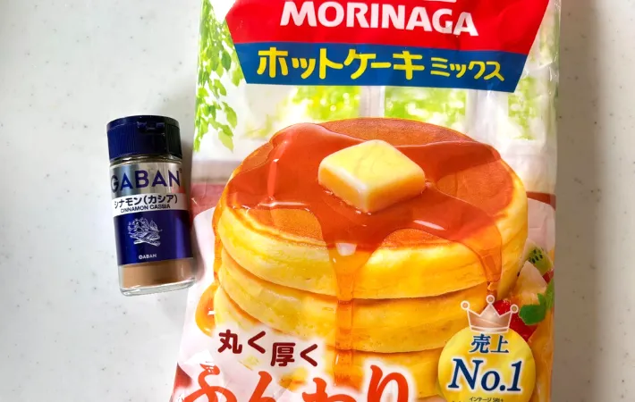 ホットケーキミックスとシナモンの画像（撮影：エニママ）