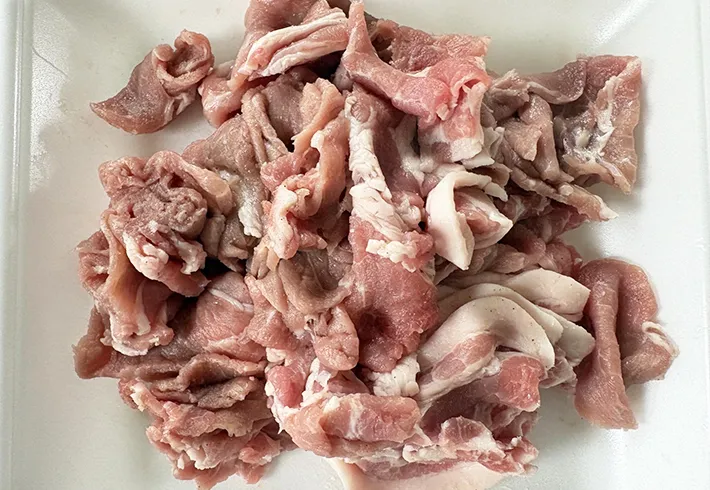 豚肉をカットして塩コショウをした画像（撮影：エニママ）