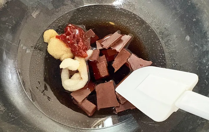 ガーナミルク、ニンニクすりおろし、ショウガすりおろし、豆板醤、醤油、酒を湯せんしている画像（撮影：エニママ）