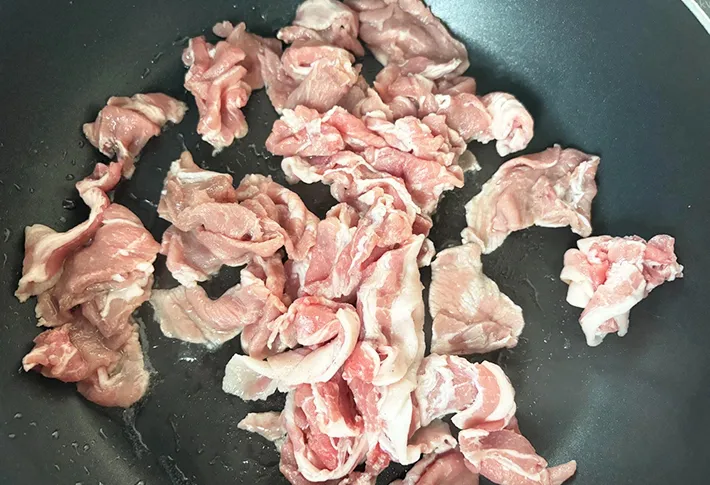 豚肉を炒めている画像（撮影：エニママ）