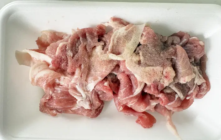 豚こま肉に塩コショウを振った画像（撮影：エニママ）