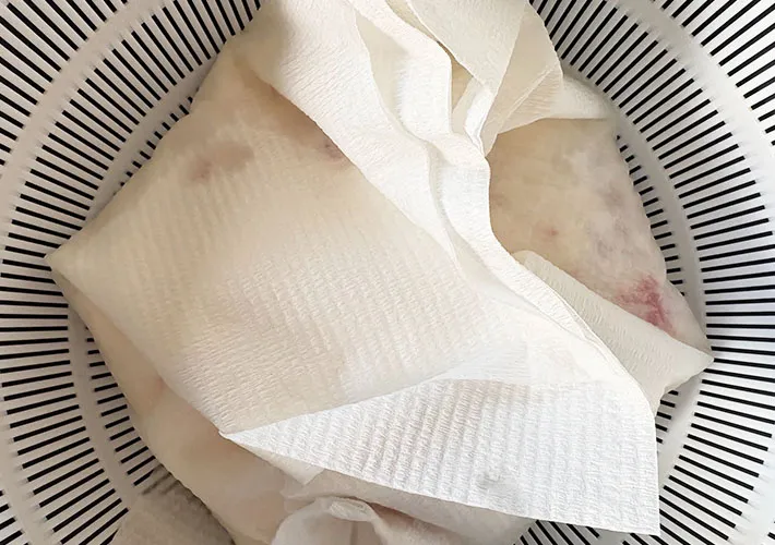 キッチンペーパーをヨーグルトの上に被せた画像（撮影:エニママ）