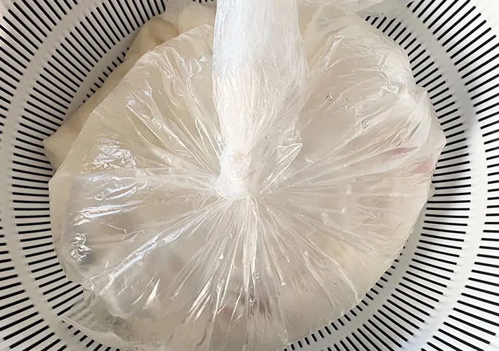 水を入れた袋で重しをしている画像（撮影:エニママ）