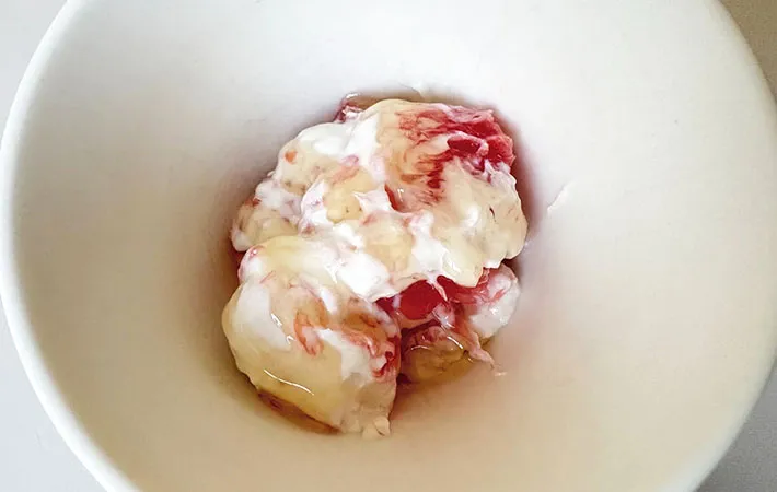 水切りヨーグルトにハチミツをかけた画像（撮影:エニママ）