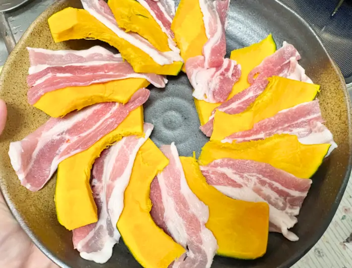 豚バラ肉とかぼちゃを交互に並べた画像（撮影：エニママ）