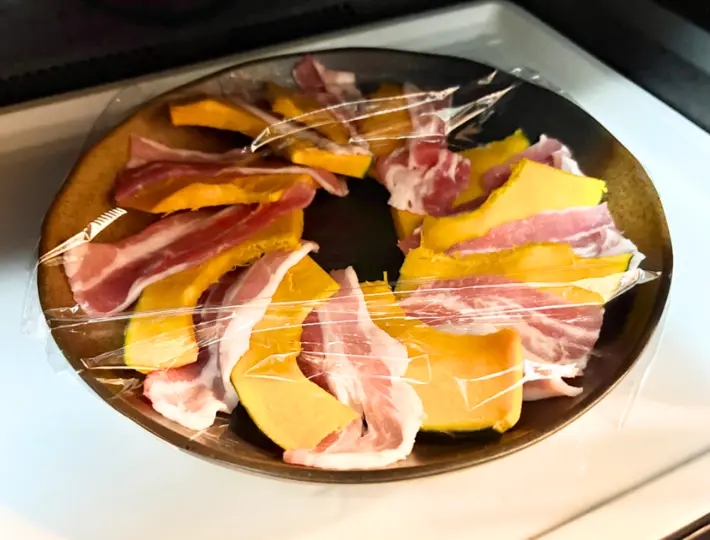 電子レンジで加熱している画像（撮影：エニママ）