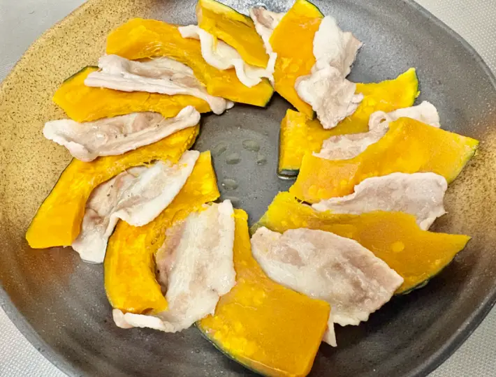 加熱後の豚バラ肉とかぼちゃの画像（撮影：エニママ）