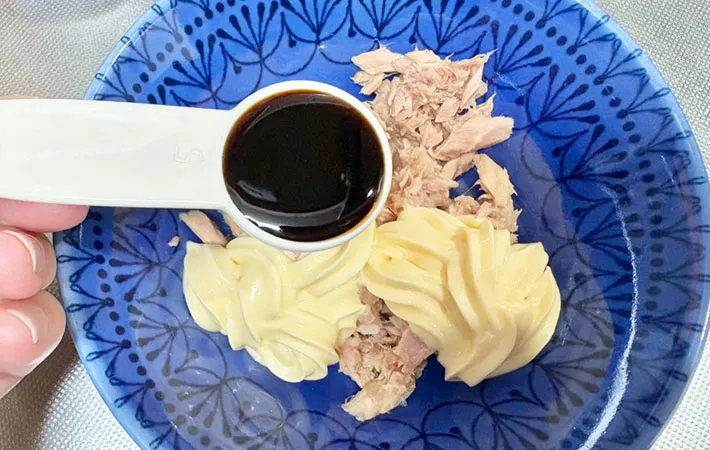 ツナにマヨネーズと醤油を加えている画像（撮影:エニママ）