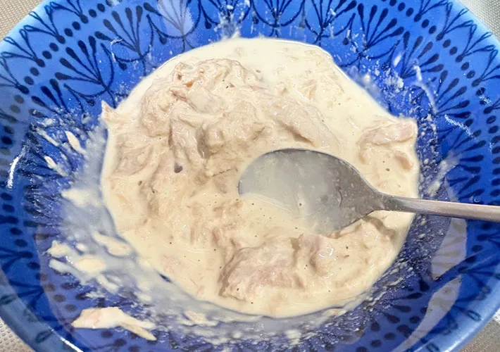 ツナとマヨネーズ、醤油を混ぜている画像（撮影:エニママ）