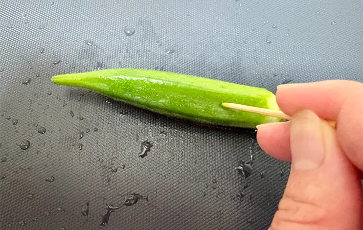 オクラに爪楊枝で穴を開けている画像（撮影：エニママ）