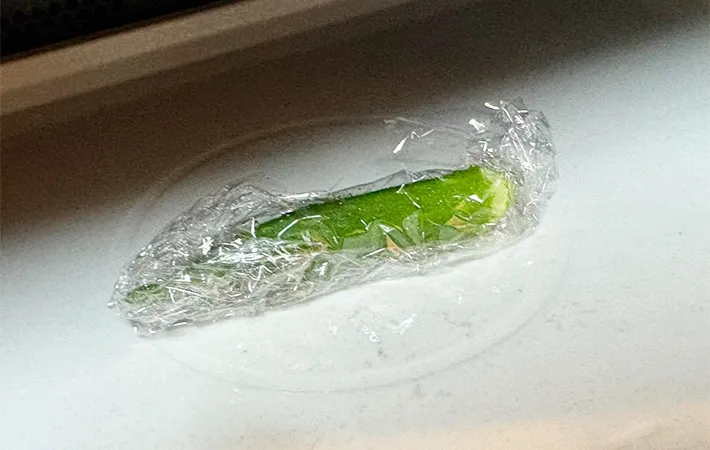 オクラを電子レンジで加熱している画像（撮影：エニママ）