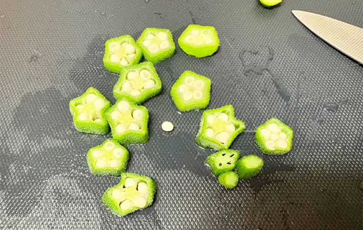 2mm幅に切ったオクラの画像（撮影：エニママ）