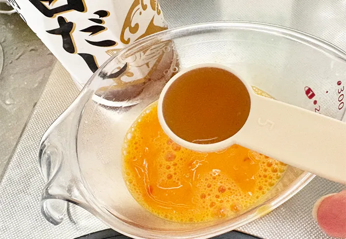 白だしを加えている画像（撮影：エニママ）