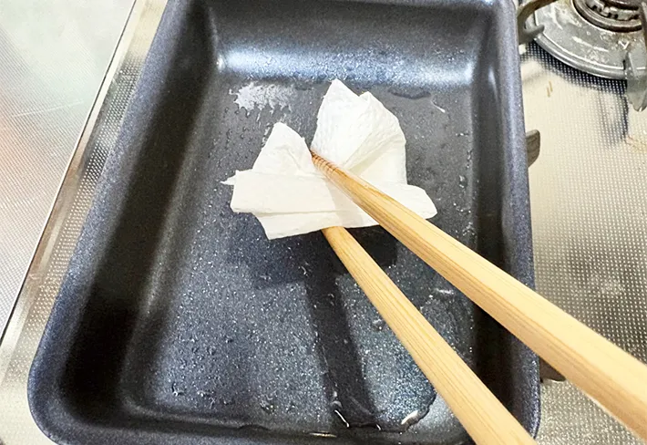 フライパンにサラダ油を塗っている画像（撮影：エニママ）