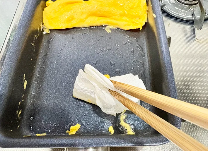 巻いた玉子を奥に寄せ、サラダ油を塗っている画像（撮影：エニママ）