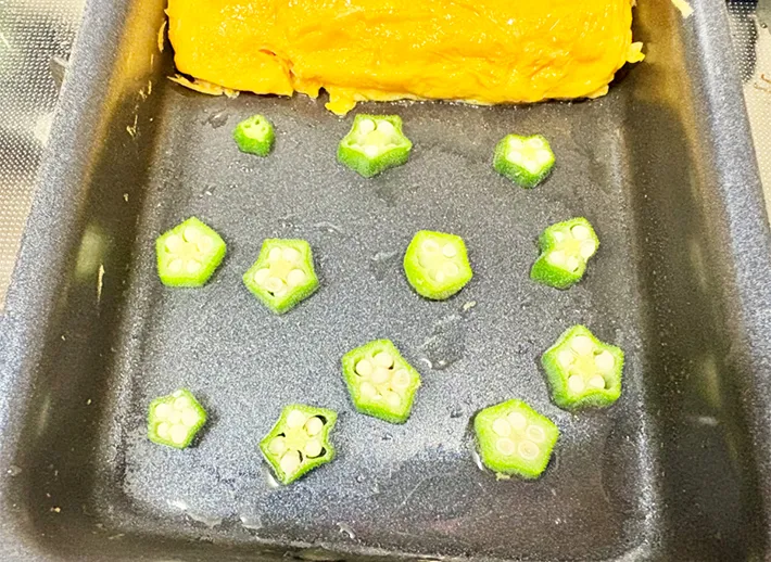 フライパンに切ったオクラを並べた画像（撮影：エニママ）