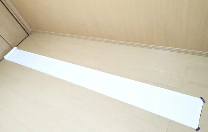 らくがきロールペーパーを部屋に広げた画像（撮影：エニママ）