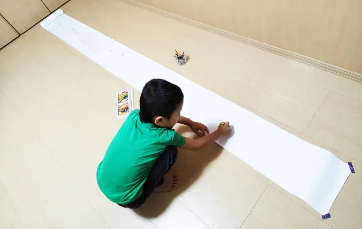 子供が絵を描いている画像（撮影：エニママ）