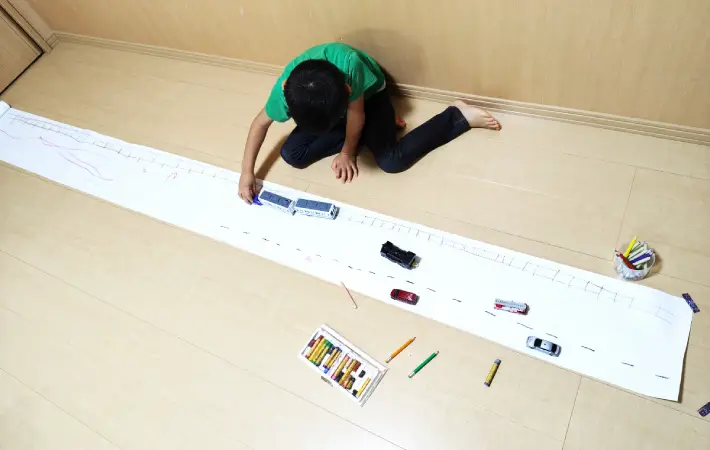 絵に描いた線路と道路で遊んでいる画像（撮影：エニママ）