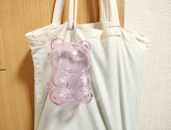 ボールチェーンでバッグに取り付けた画像（撮影：エニママ）