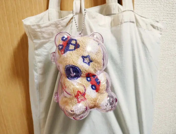 ハンドタオルを入れてバッグに取り付けた画像（撮影：エニママ）