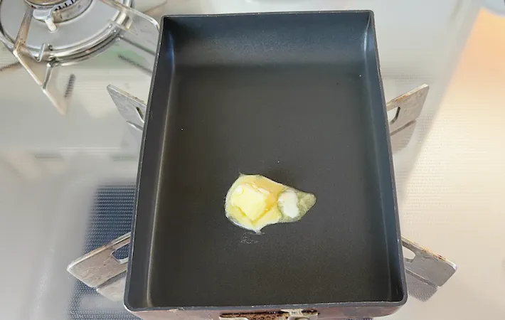 バターをフライパンで溶かしている画像（撮影：エニママ）