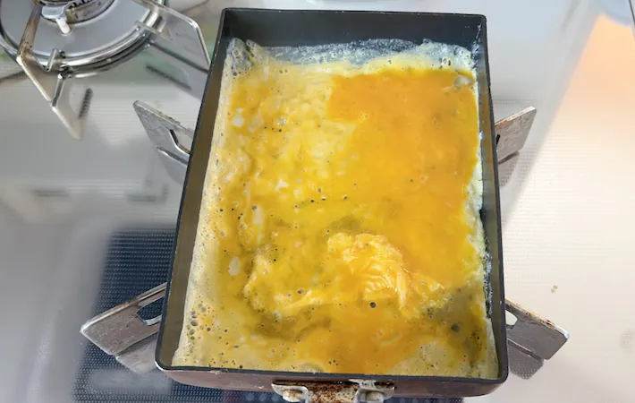 フライパンに卵液を入れた画像（撮影：エニママ）