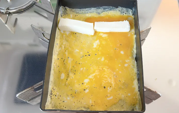 少し火が通った玉子の上にクリームチーズを置いた画像（撮影：エニママ）