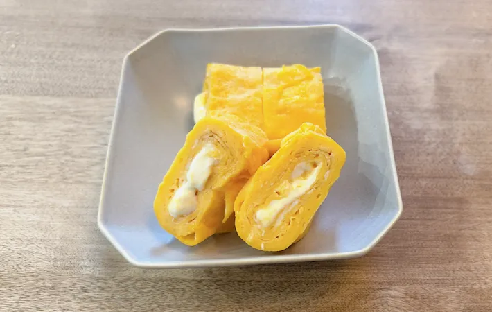 器に盛りつけたクリームチーズ入り玉子焼きの画像（撮影：エニママ）