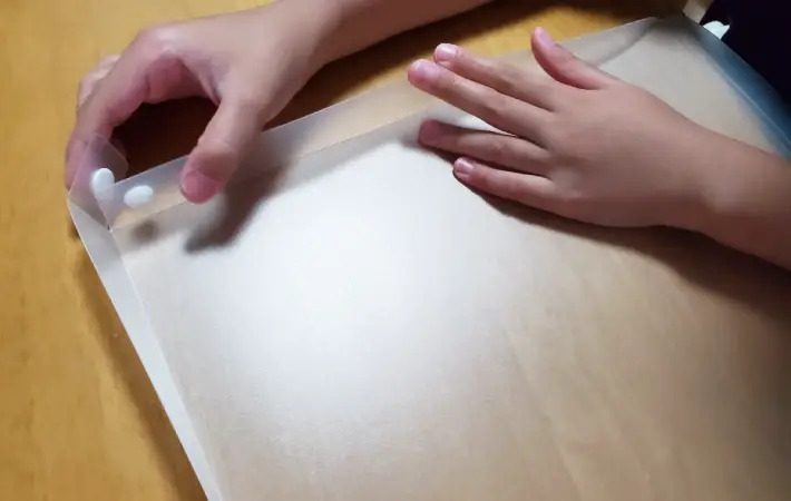 スナップボタンを留めている画像（撮影：エニママ）