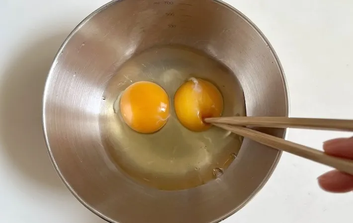 ボウルに卵を2個割り入れた画像（撮影：エニママ）