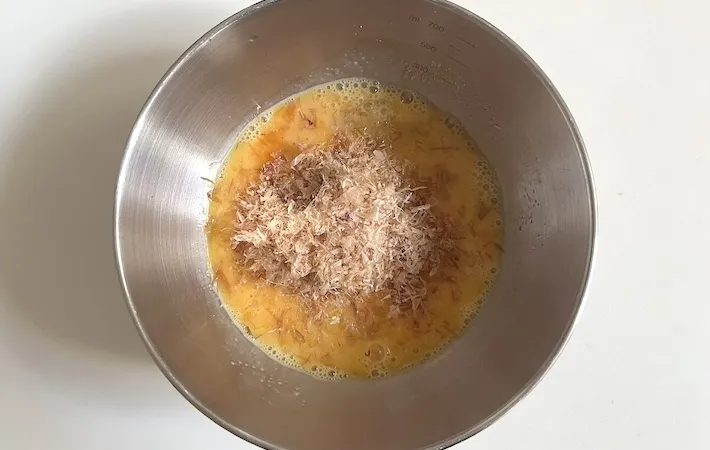 卵液にかつお節を加えた画像（撮影：エニママ）