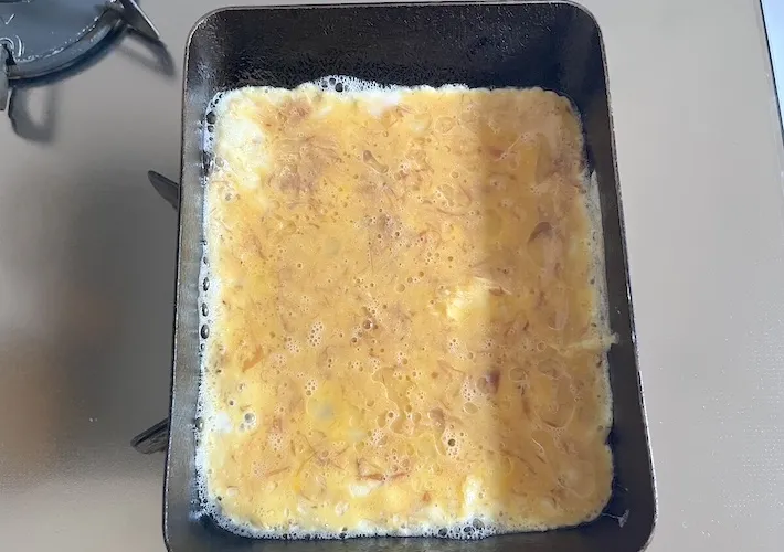 玉子焼き器に卵液を流し込んだ画像（撮影：エニママ）