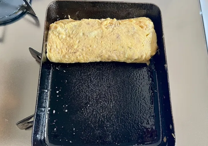 玉子焼き器で焼いている画像（撮影：エニママ）