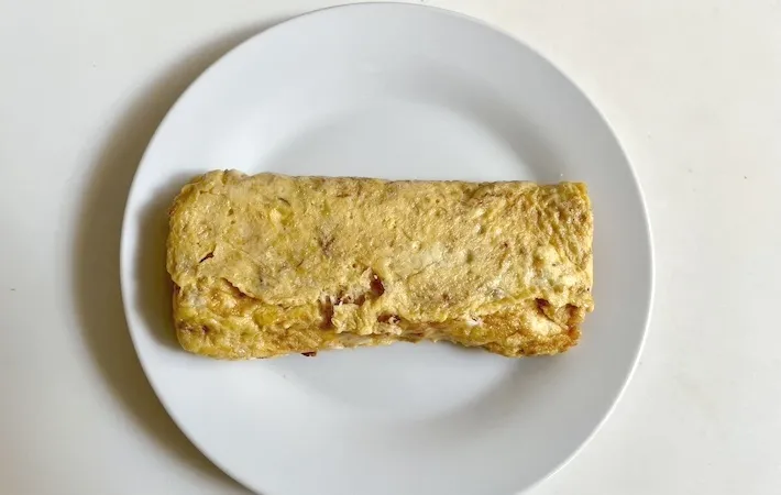 玉子焼きをお皿に移して余熱をとる画像（撮影：エニママ）