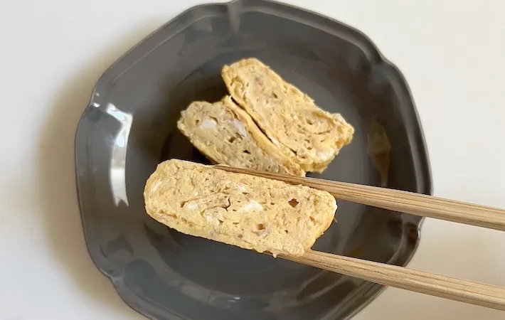 カットした玉子焼きを箸で持ち上げる画像（撮影：エニママ）