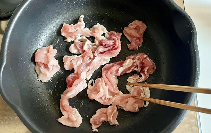 フライパンで豚肉を炒めている画像（撮影:エニママ）