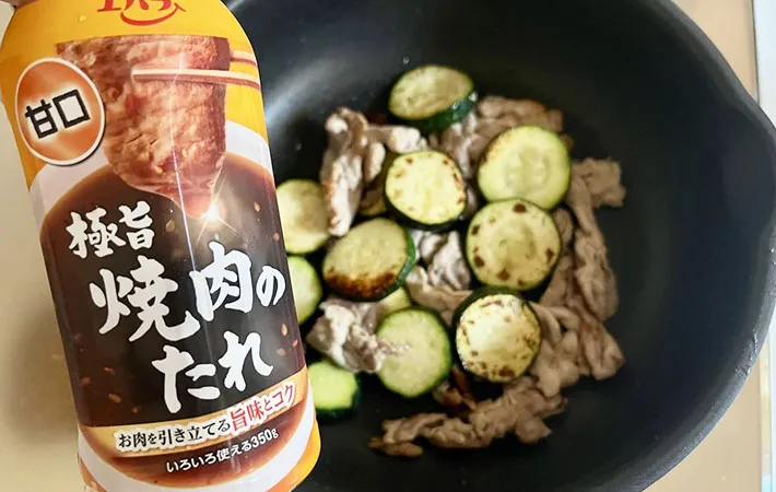 ズッキーニを加え、焼肉のタレを入れるところの画像（撮影:エニママ）