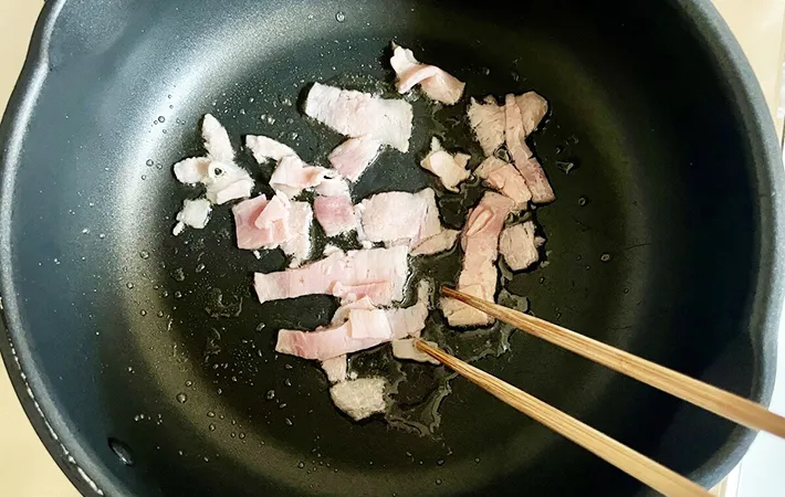 ベーコンを炒める画像（撮影：エニママ）